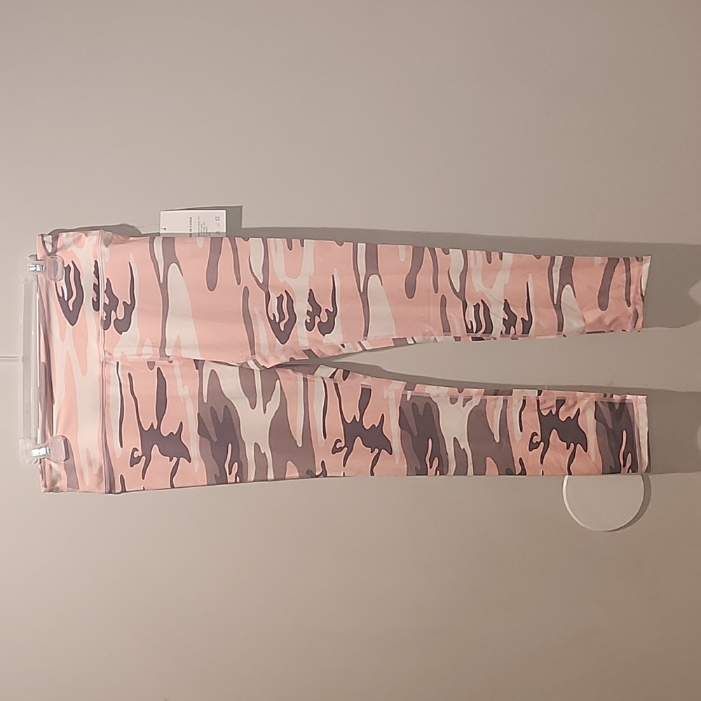 NWT LADIES PINK CAMO LEGGINGS